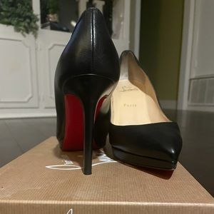 Authentic Christian Louboutin Pigalle Plato 100-Black pumps.